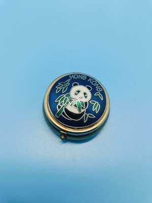 Vintage Emaille Runde Schmuckstück / Pillendose ''Panda'' Made in Hong Kong Durchmesser 4 cm