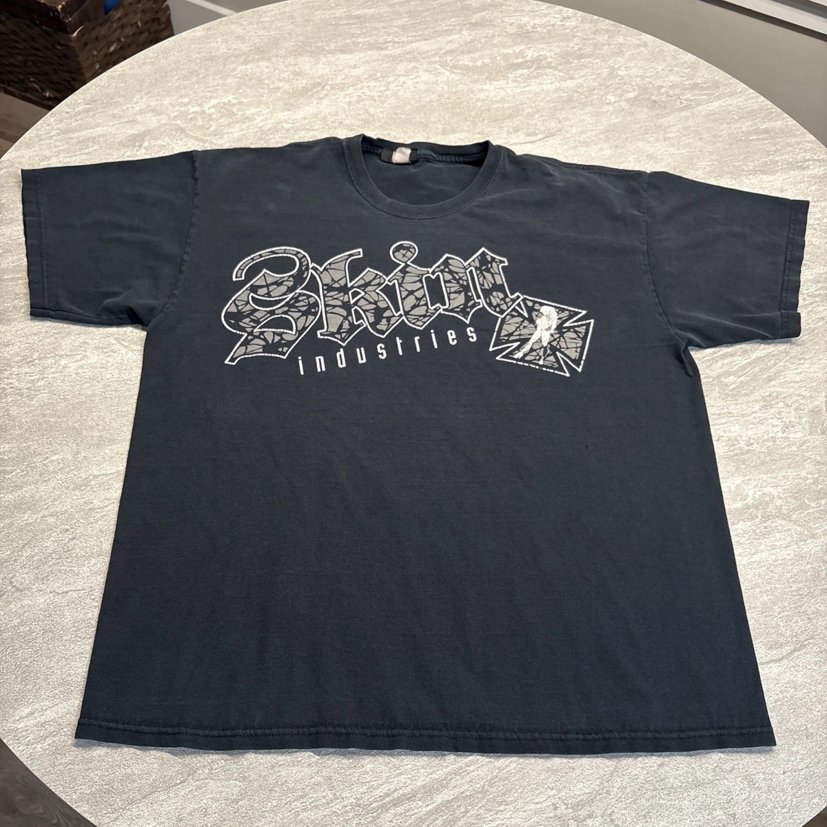【SKIN/スキン】 WRITING Tシャツ Skin on Skin X Sudan Appeal | Everpress