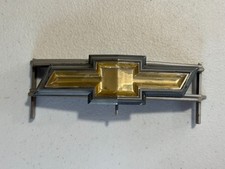 1973 1974 Chevy Caprice Impala Bowtie Grille Emblem Header Ornament Oem 335442