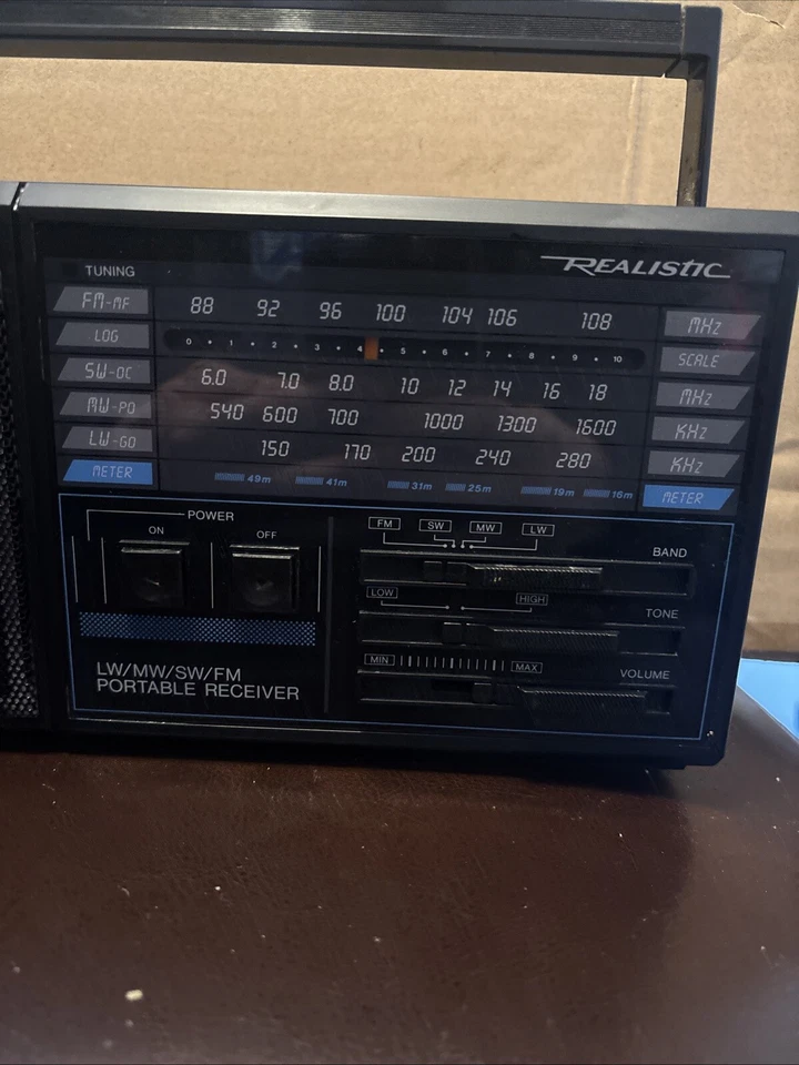 Realistic Tandy 4 Band LW/MW/SW/FM Portable Radio Receiver Please Read - Image 3 of 4
