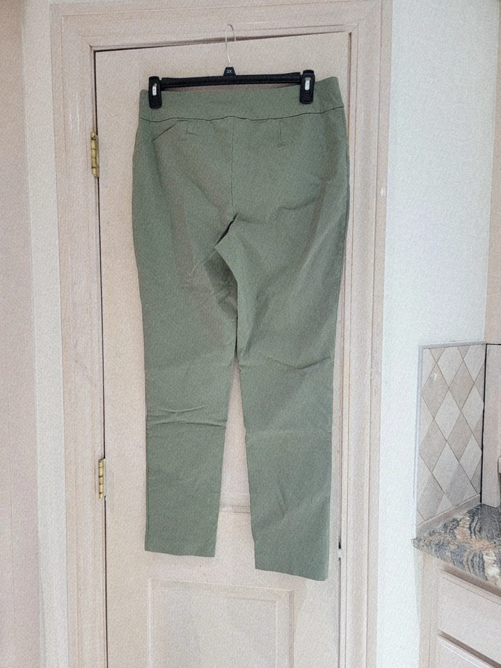 Pantalones elásticos Chico’s verde oliva fabulosamente adelgazantes talla Chico’s 2 Foto 3 de 4
