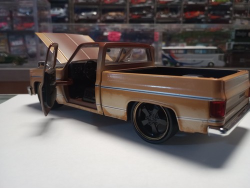 JADA JUST TRUCKS SCALA 1/24 '85 CHEVY SILVERADO CON RUOTE PERSONALIZZATE (NUOVO SENZA SCATOLA) - Foto 8 di 12