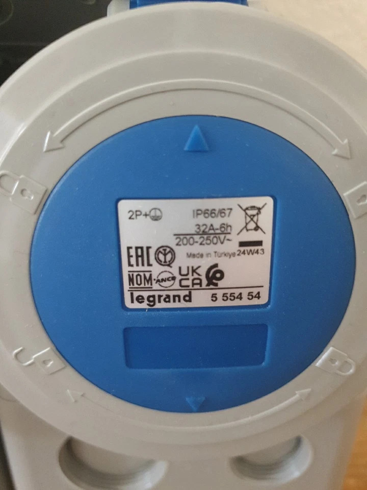 Lot De 5 Prises Mono 2P saillie P17 IP66/67 16A 230V LEGRAND 555454 - Photo 2/2