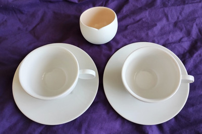 X 2 NESPRESSO WEISSE ESPRESSOTASSEN UND UNTERTASSEN SEHR GUTER ZUSTAND
