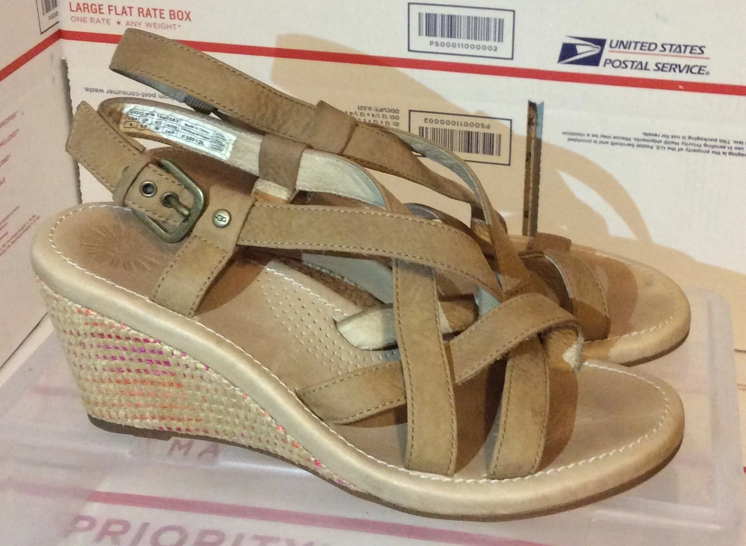 Sandali da donna UGG AUSTRALIA beige in pelle con zeppa e plateau taglia US 8