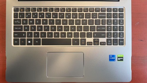LG Ultra PC 15 15.6" FHD i7-1165G7 16GB RAM 512GB SSD GTX 1650TI Win11 Home - Imagen 6 de 7