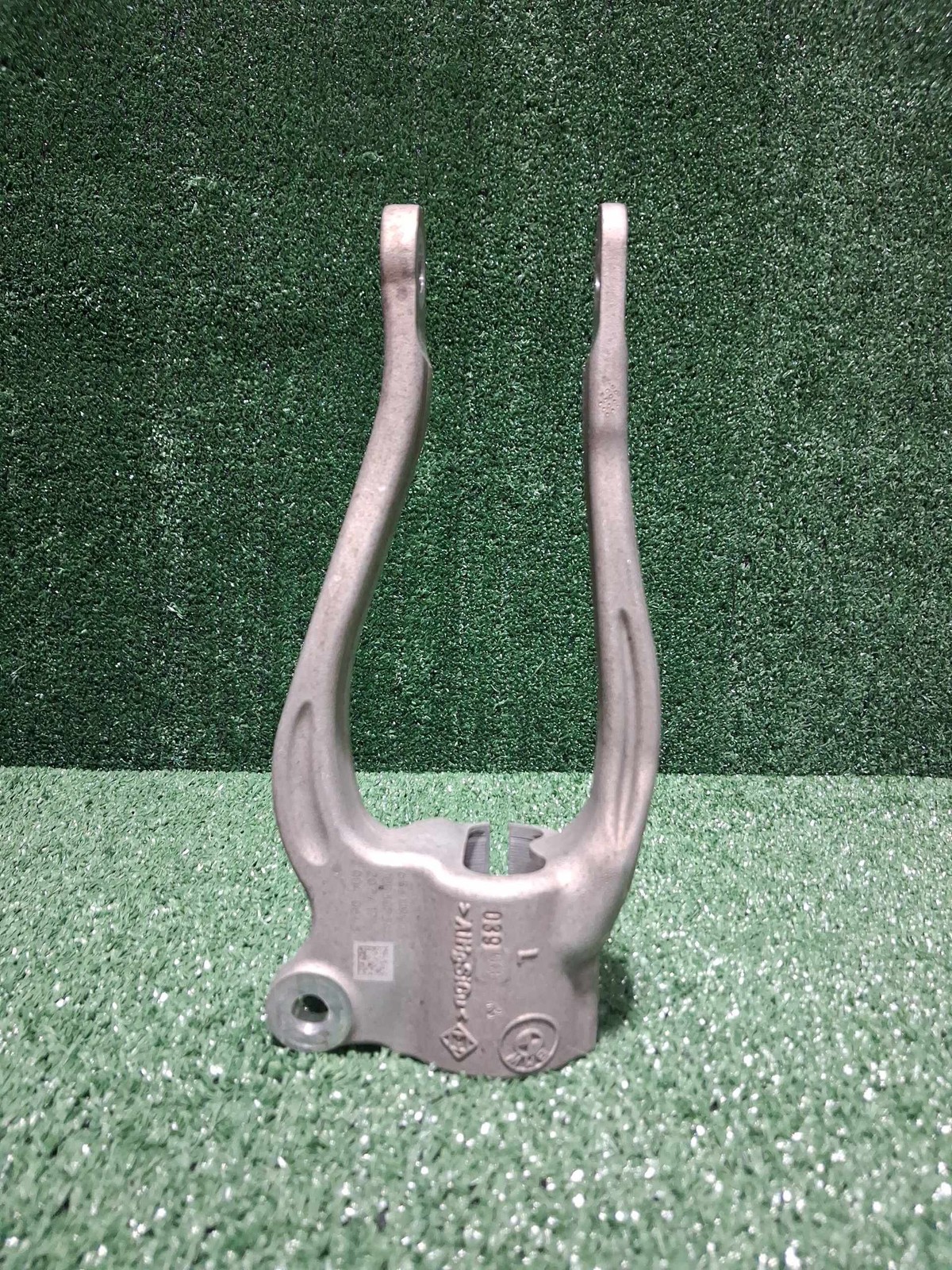 2017-2024 Bmw 530i Front Left Strut Bracket Oem 31126861199