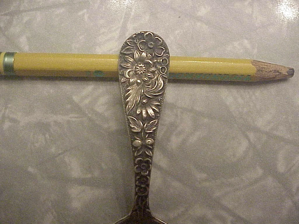 Repousse vintage, S. Kirk. Cuchara bebé de plata esterlina & Son, 3 3/4", flores Foto 2 de 3