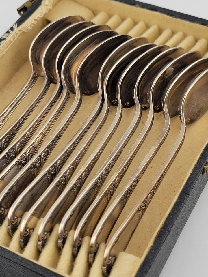 Conjunto antigo de 12 colheres pequenas banhadas a prata na caixa de Ercuis Pompadour. - Imagem 4 de 4