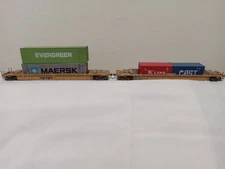 NEW WALTHERS HO 48' WELL CARS WITH CONTAINERS & WEATHERED !
