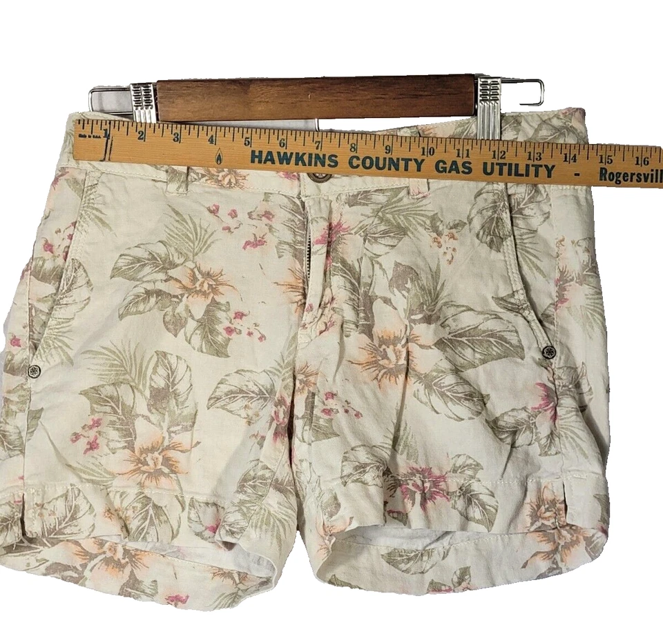 Pantalones cortos para mujer Sonoma talla 2 estampados de hojas verde crema usados en excelente estado Foto 4 de 4