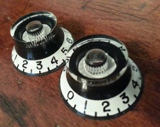 2 Guitar CTS Split shaft top hat volume / tone knobs. White/Black JAT