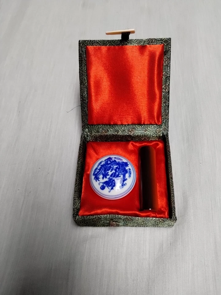 Almohadilla de tinta roja china y sello de piedra M.K.B. Tallado en piedra con estuche vintage Foto 4 de 4