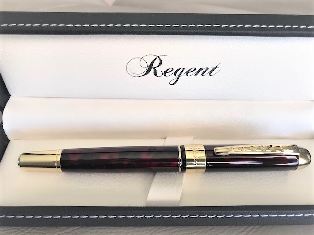 Stylo roller laqué rouge et noir avec attributs dorés pour une écriture raffinée