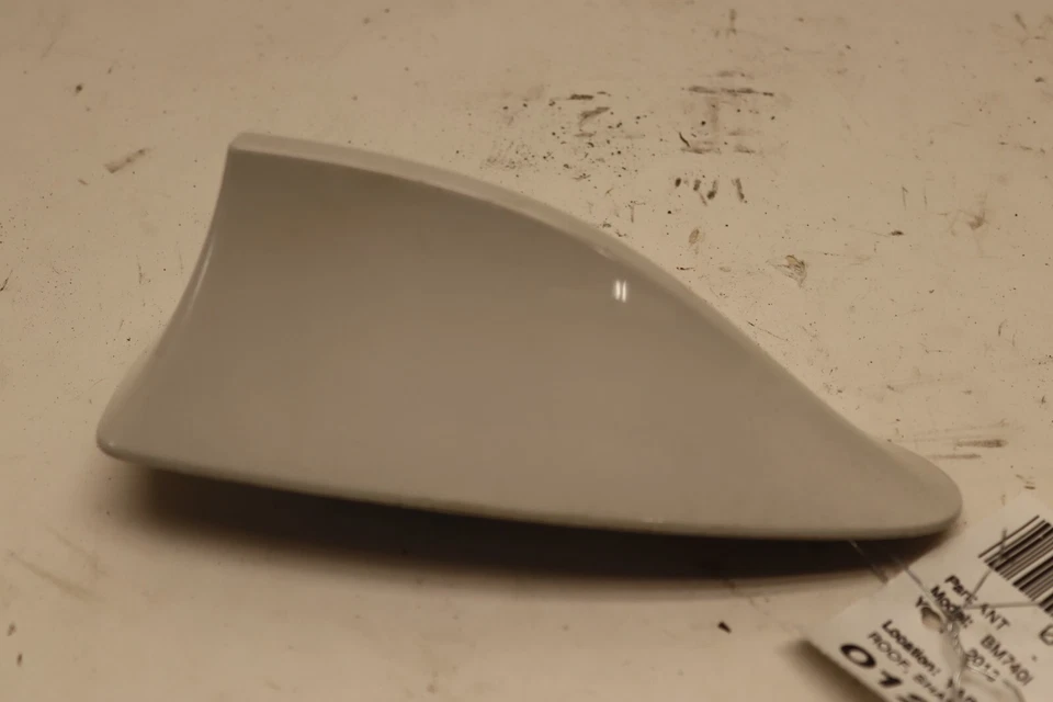 BMW 740LI F02 2011-2015 ANTENA ALETA DE TIBURÓN MONTADA EN EL TECHO OEM Foto 2 de 4