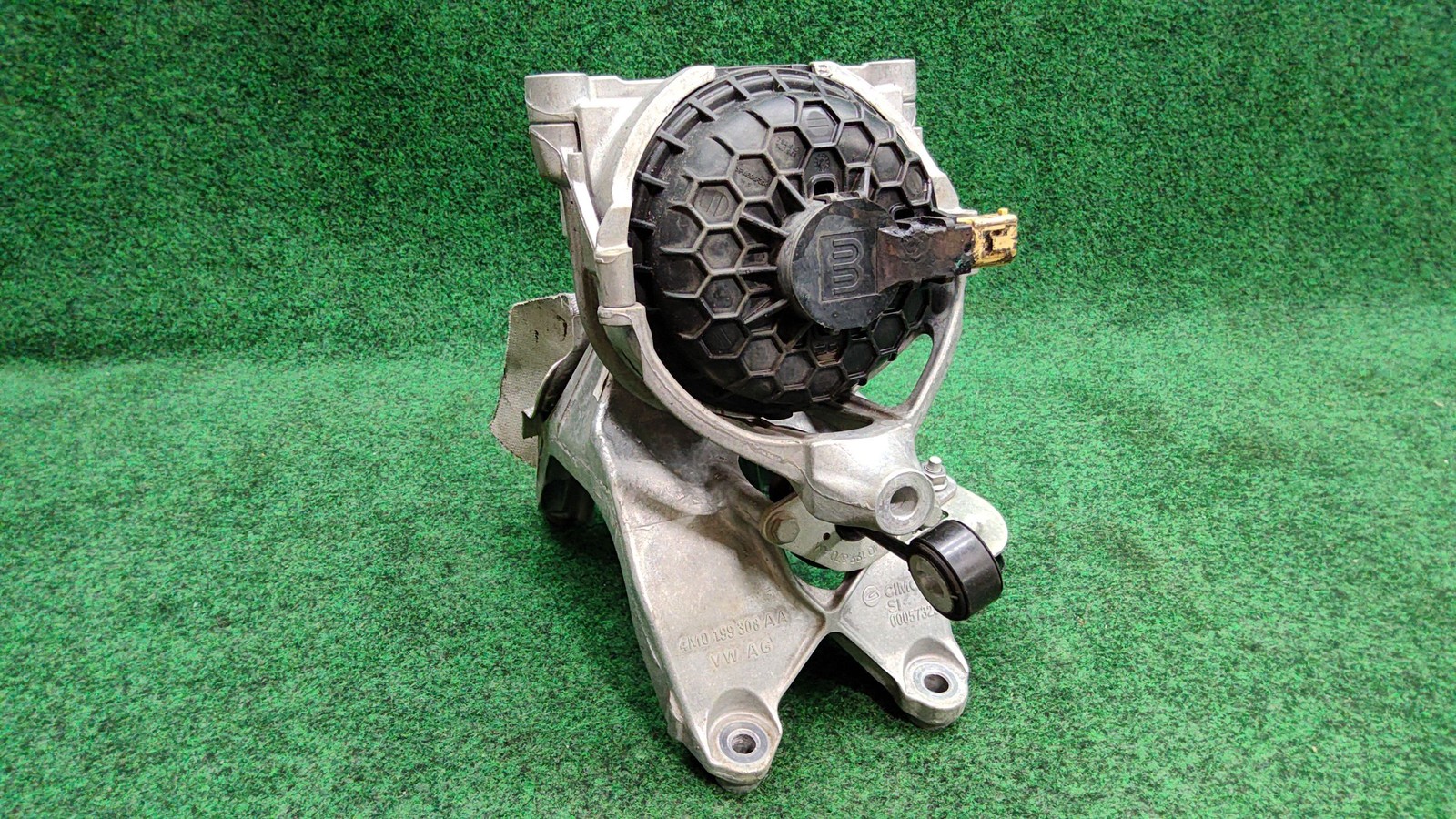 2017-2019 Audi A4 Quattro Right Motor Mount Support 69k Mls Oem 4m0199308aa