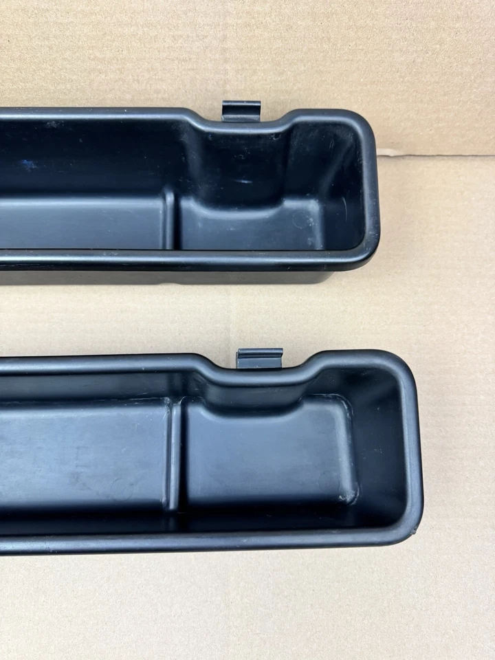 Черный задний контейнер для хранения грузов за сиденьем Dodge Ram 2001-2002 годов выпуска 55215598 - Изображение 3 из 4