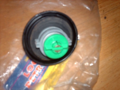 Lockable Fuel Cap for Suzuki Swift Vitara Volvo 240 440 fits other makes models - Picture 2 of 2