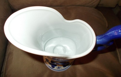 PITCHER, RARE SHAPE-BLUE AND WHITE W/FLORAL PATTERN ON A PEDESTAL CERAMIC VTG. - Picture 5 of 7