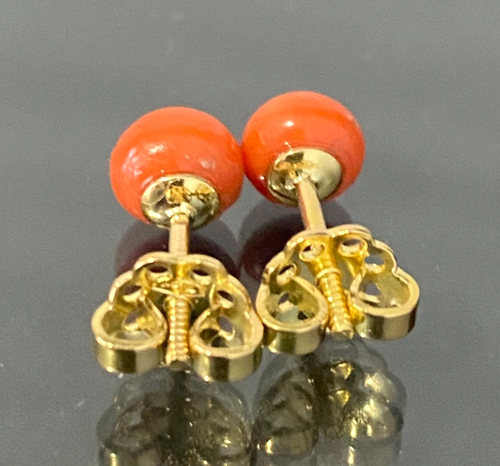 Pendientes de oro amarillo de 18 quilates y coral con tornillos - Imagen 4 de 6