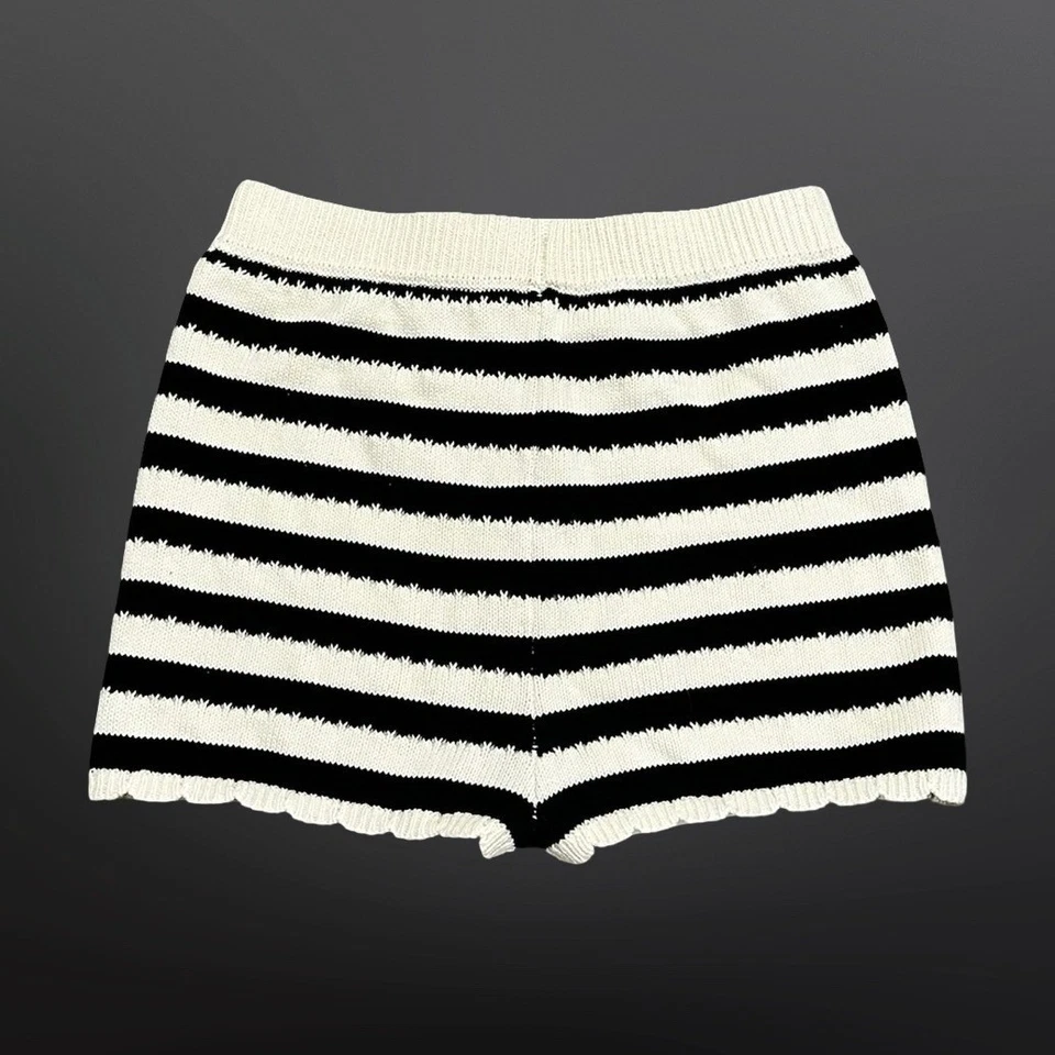 Pantalones Cortos Altar'd State Tejido a Rayas Crema/Negro Para Mujer Medianos Playa Informales Foto 2 de 4