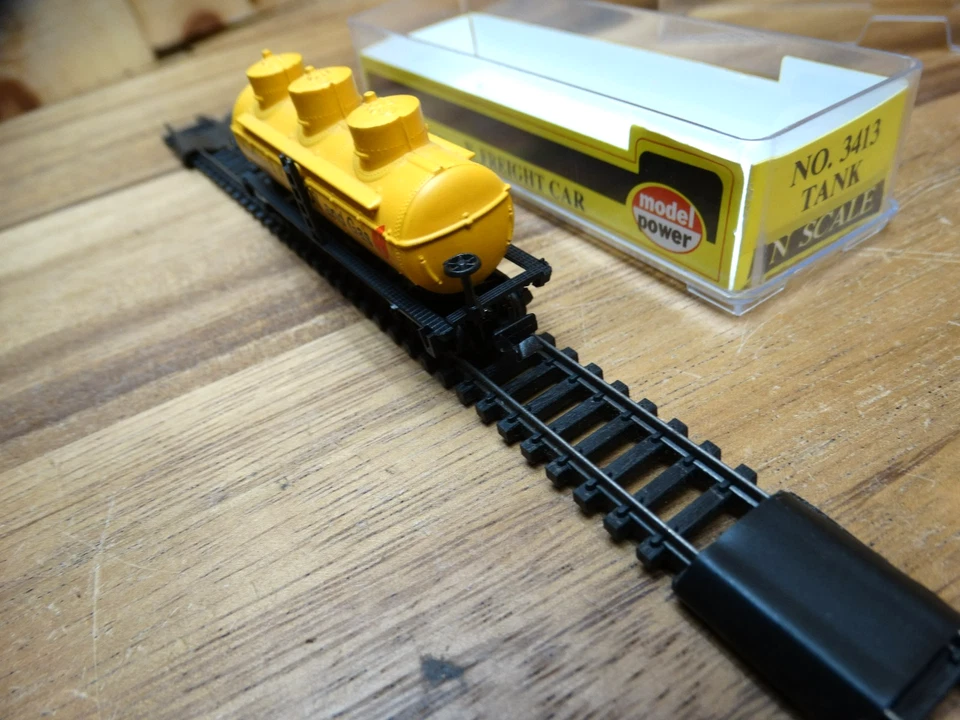 Model Power N Scale 34' Hudson's Bay Oil & Gas ULTX 77976 Tri-Dome Tank Car - Image 3 of 4