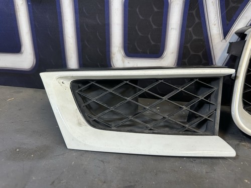 2006-2007 SUBARU IMPREZA WRX STI FRONT GRILLE TRIM SET - WHITE - OEM - 2PCS - Foto 3 di 6