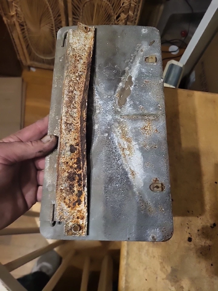 Buick Riviera GS 1966 trasero abatible puerta de gas soporte de matrícula 1966 67 OEM Foto 3 de 4