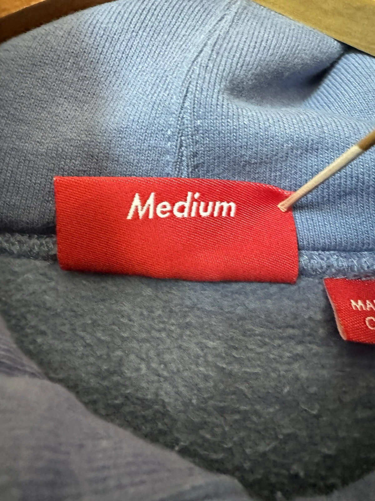 SUPREME Felpa con cappuccio SUPREMA ricamata Love Stronger Than Fear taglia M blu bianco