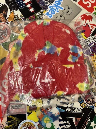 Bonnet rouge teint Supreme Splatter Neuf Chaque bonnet a un motif de teinture unique