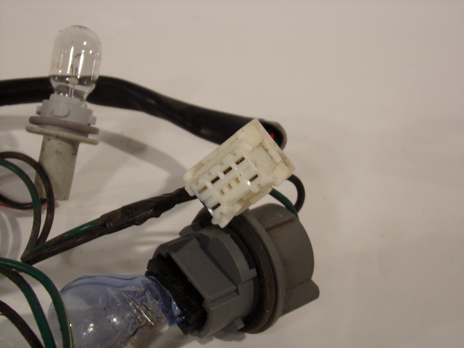 05 06 07 08 09 10 11 12 1315 NISSAN XTERRA TAIL LIGHT BULB SOCKET