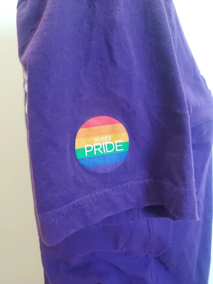 Camiseta RARA De Colección Años 2000 Y2K Yahoo PRIDE Tech Cuello en V Púrpura Mediana LGBTQ Foto 3 de 4