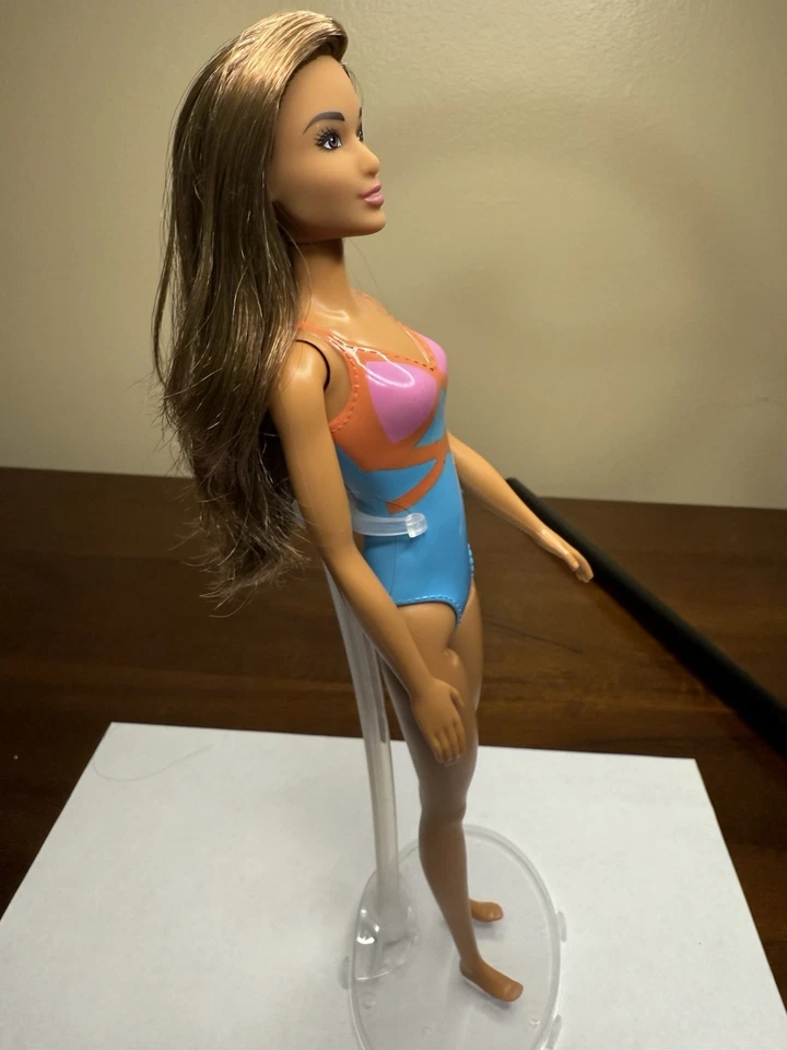 Muñeca de playa Barbie Mattel - Barbie [pelo castaño en traje de baño púrpura/naranja] HXX50 Foto 2 de 4