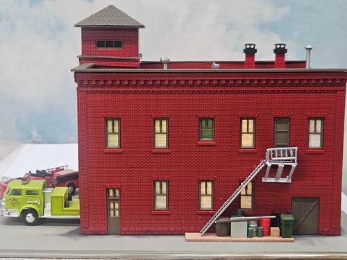 NEW BUILD HO SCALE FIRE STATION 12V LED LIGHTS 2 TRUCKS PRALINE LINDBERG CON-COR - Picture 5 of 15
