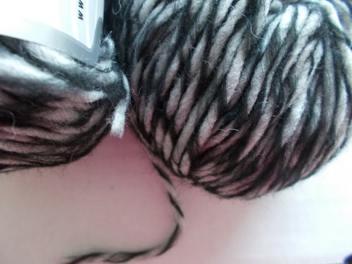 Ice Yarns Picasso filato misto lana, bianco nero, lotto di 2 (88 yds ea) - Foto 2 di 2