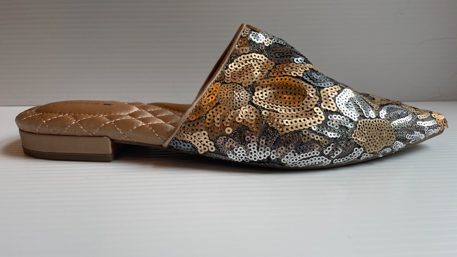 PANTOFOLA D’ORO Birdies Slippers The Dove paillettes con petali d'oro da donna taglia 9 USA NUOVE