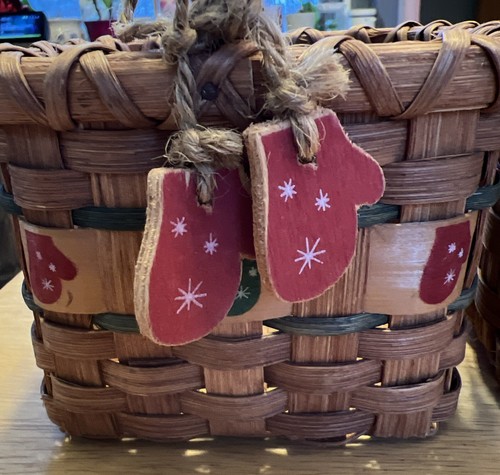 Vtg Christmas Baskets Gingerbread Mittens Decorative Wooden Baskets Set of 2 - Picture 6 of 13