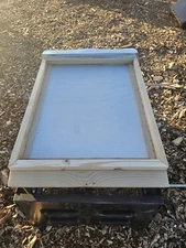 Insulated screen bottom board for 10 frame hive with standRemovable insulation.