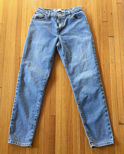 Levi’s Vintage Womens Y2K Classic Relaxed Tapered Size 6. Medium Wash. Faded.