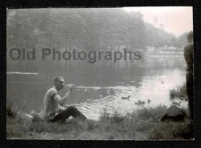 PARK LAKE DUCKS YOUNG MAN RELAXING DRINKING SHORE OLD/VINTAGE PHOTO- I338