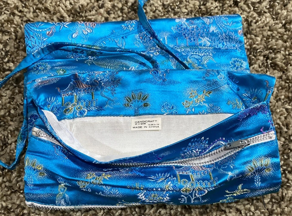 Hermosa bolsa de viaje de maquillaje de seda con temática asiática hecha a mano en China con cremallera turquesa Foto 3 de 4