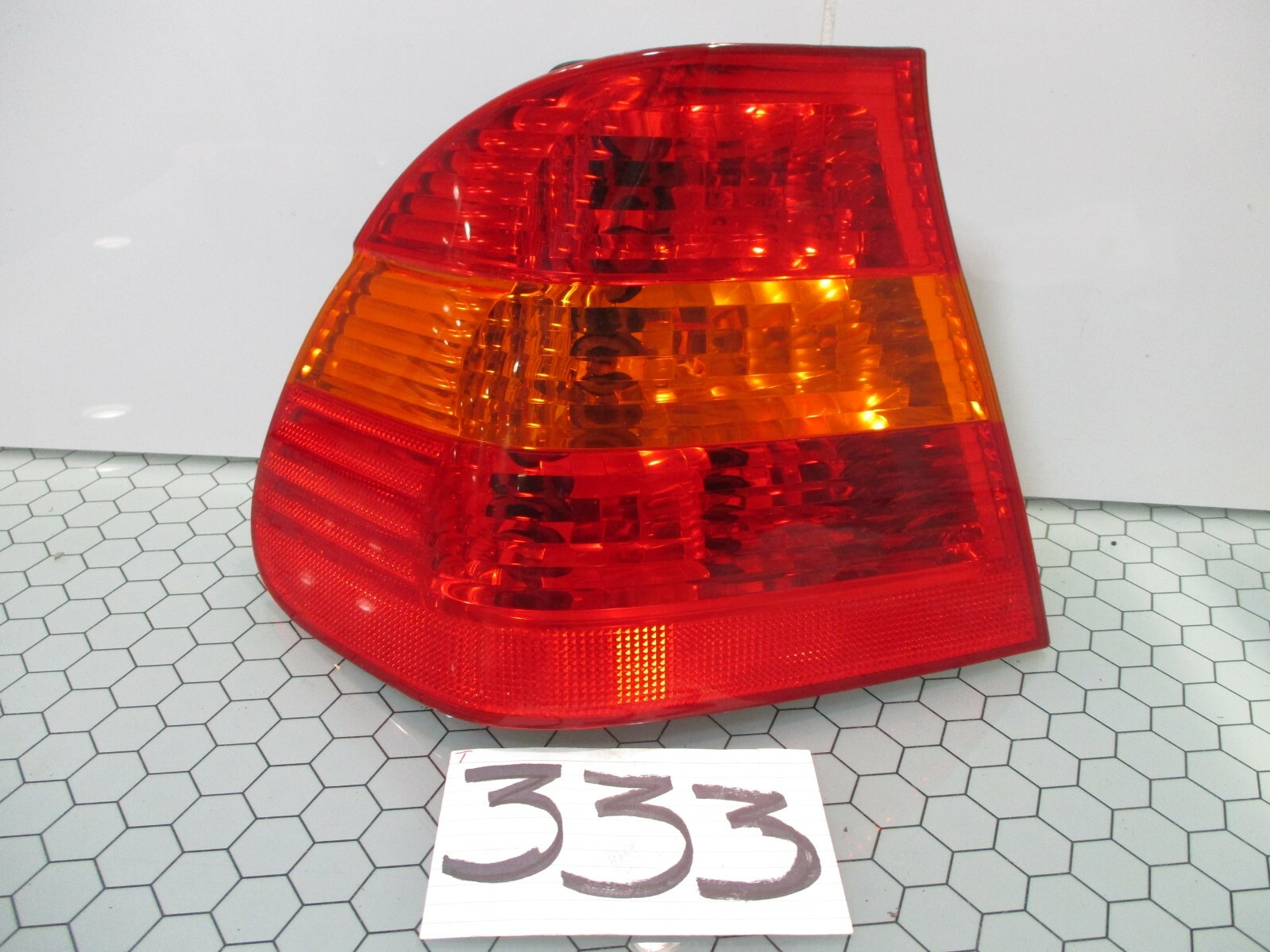 02 03 04 05 BMW 325xi DRIVER Side Tail Light Used Rear Lamp #333-T 