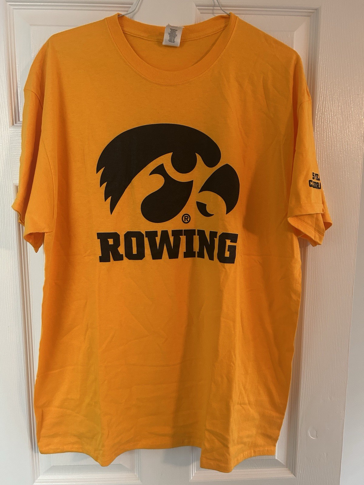 FILA T shirt Iowa Hawkeyes canottaggio manica corta oro uomo XL NUOVA extra large