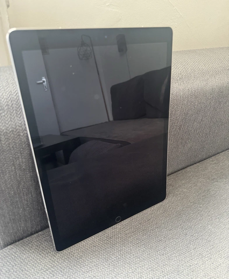 Apple iPad 12 · 64GB · Wi-Fi + Cellular, photo 1 of 3