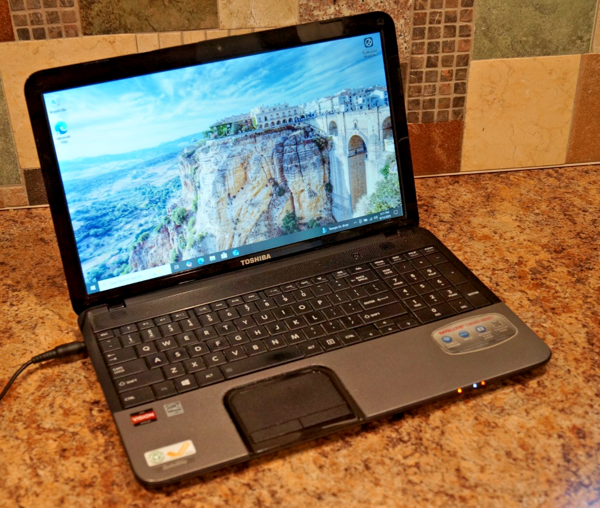 Active Latest 22H2 WIN10 PRO Toshiba C855D-S5351 AMD A6@2.70GHz