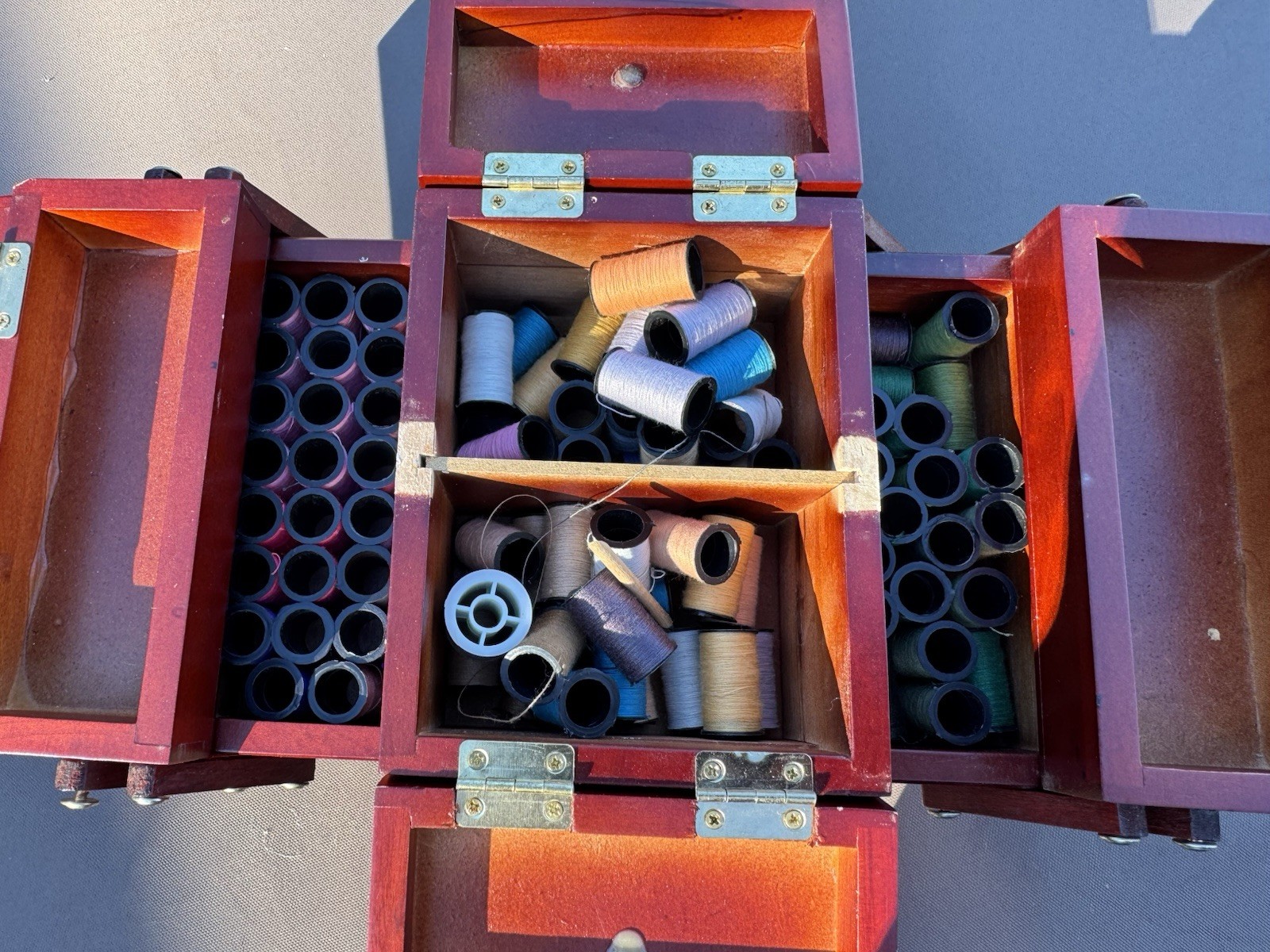 Vintage Singer Wood Sewing Box With Accordion Food Out Drawers & Lots Of Thread