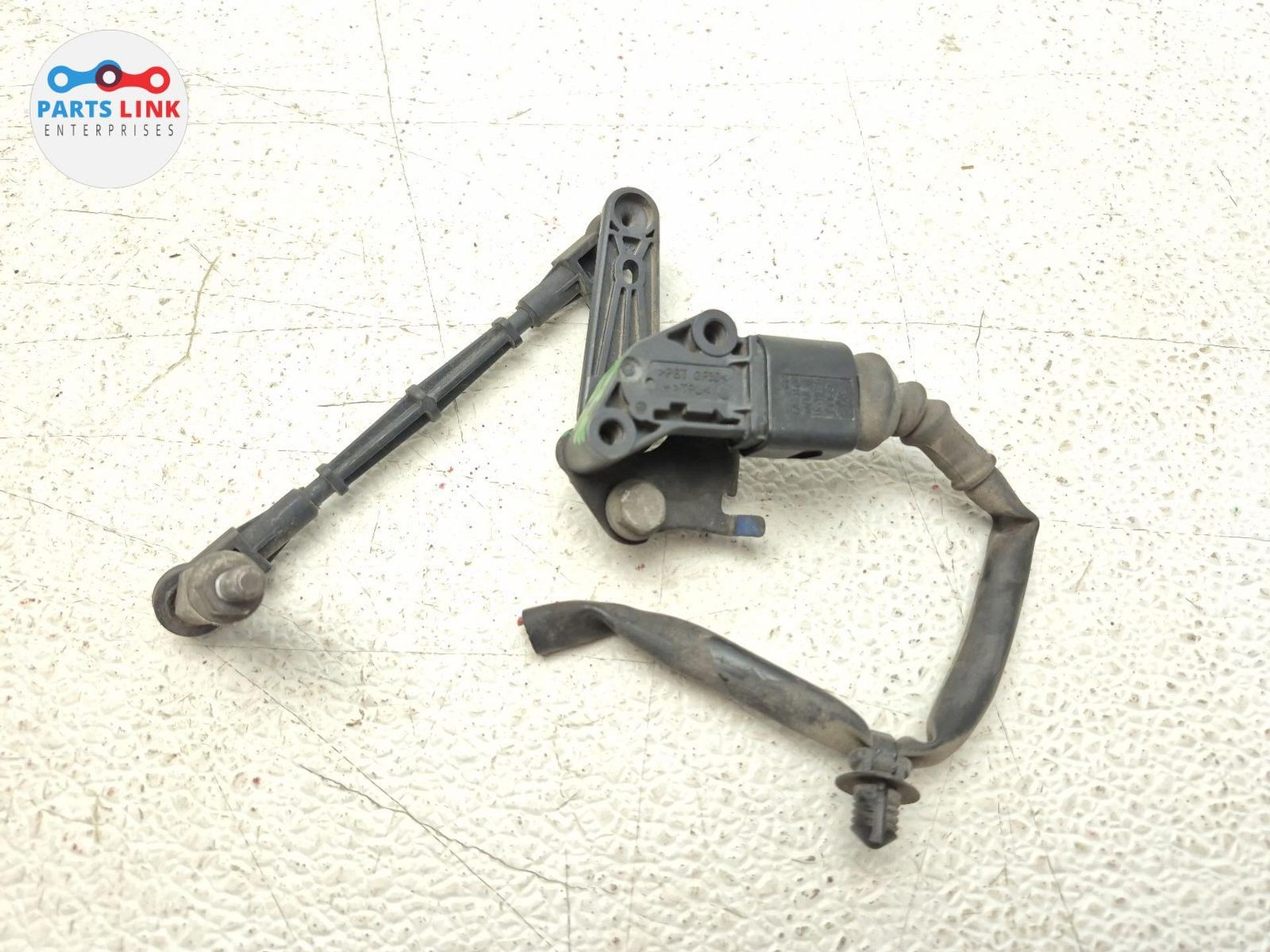 2016-20 BENTLEY BENTAYGA REAR RIGHT SENSOR LEVEL HEIGHT RIDE PLUG SET OEM 636
