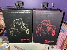 Set di 2 personaggi NECA Saw Ultimate Jigsaw Killers abito nero e rosso