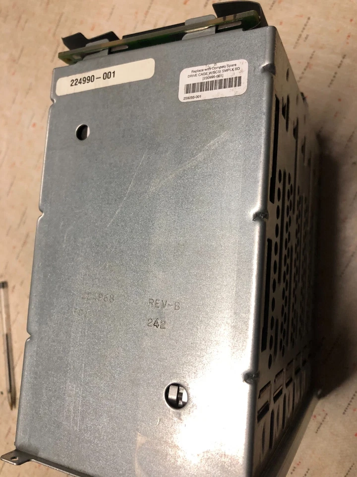 lotto di 6 hot swap hard disk compaq con case 224990-001 e backplane - Immagine 4 di 4