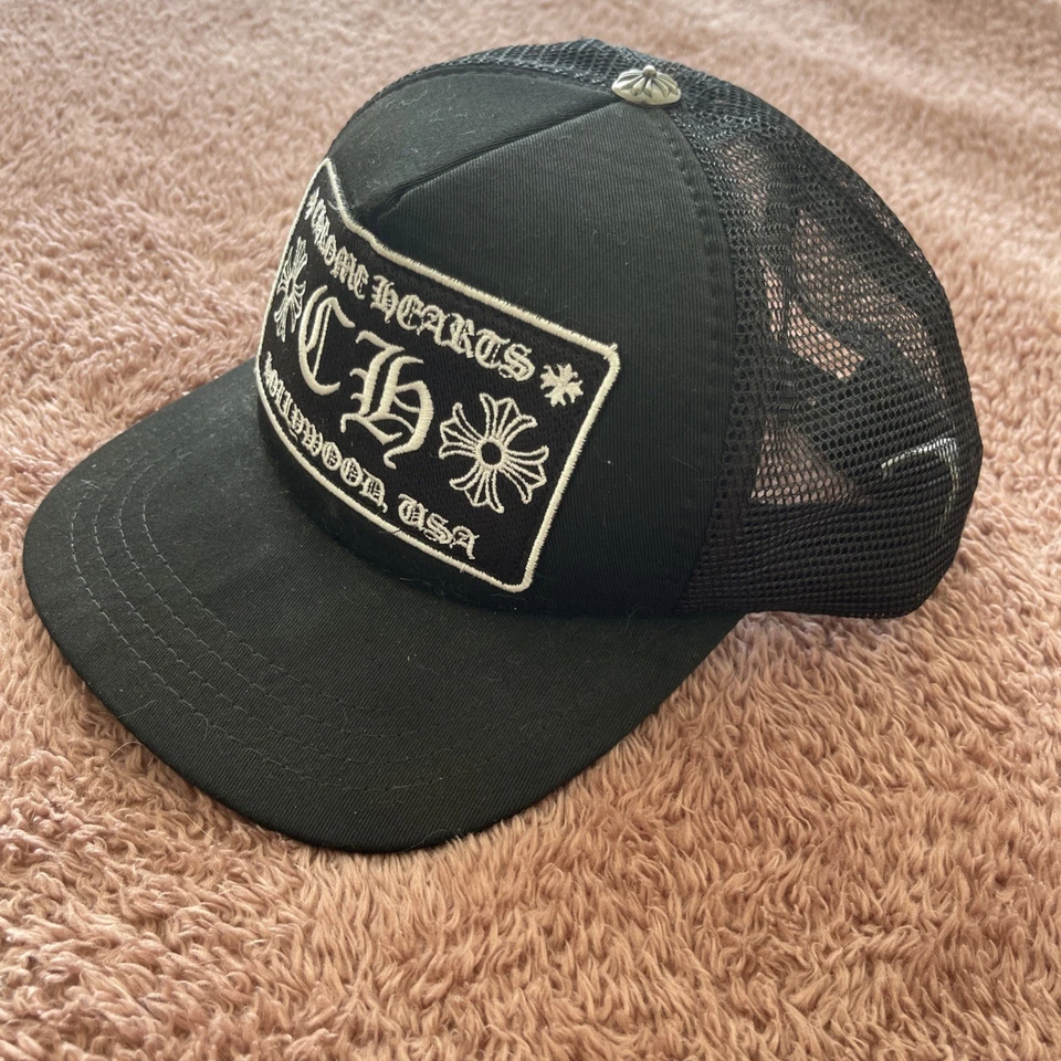 Sombrero de camionero de malla Hollywood con corazones cromados bordado negro/blanco para hombre Foto 2 de 4